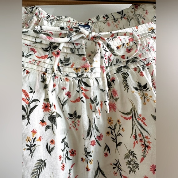 Old Navy Puff-Sleeve Cropped Floral-Print Pintucked Blouse. NWT size Med. - Picture 10 of 11